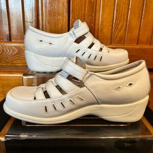 24 Hour Fiona Comfort women’s shoe 10 1/2 wide